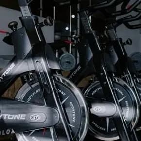 Bicicletas de cycling alinhadas no estúdio