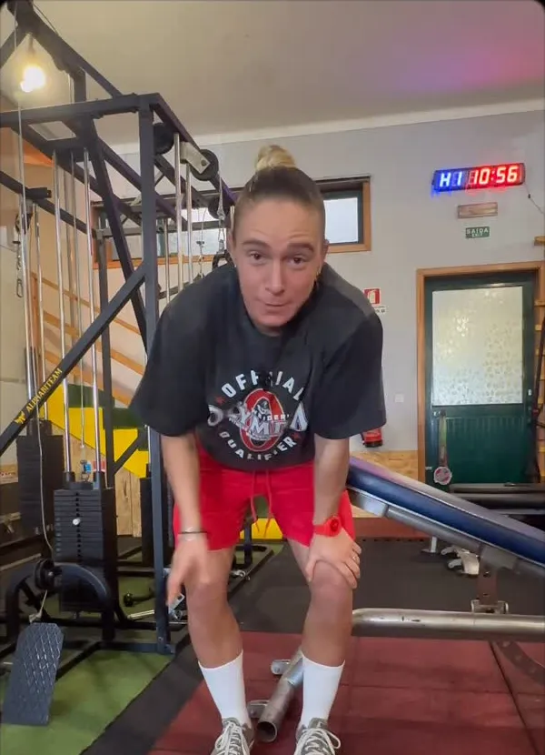 Personal trainer da Alphabiteam no estúdio, junto à estação de cabos