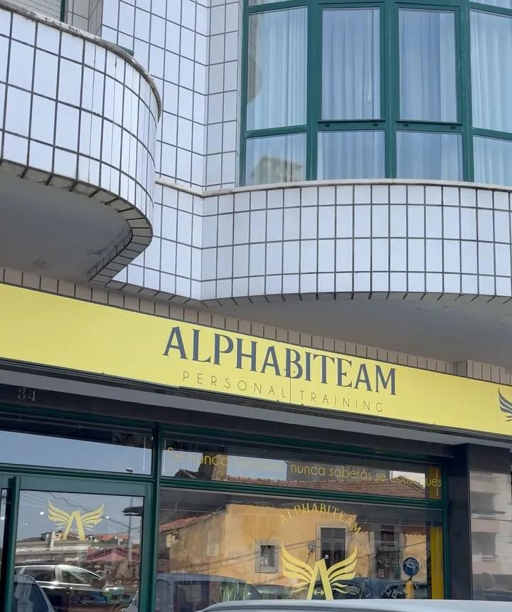 Fachada do estúdio Alphabiteam, com o letreiro amarelo, na Rua Dr. Tomás Fernandes, em Oliveira de Azeméis
